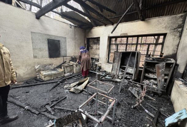 'जम्मू-कश्मीर के अनंतनाग में रात भर आग लगने से स्कूल की इमारत जलकर खाक हो गई | '